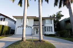 Upscale 3BR/3BA Waterfront Apt /Sleep 7 - Image 2