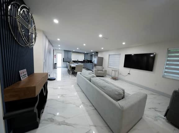 Upscale 3BR/3BA Waterfront Apt /Sleep 7 - Image 4